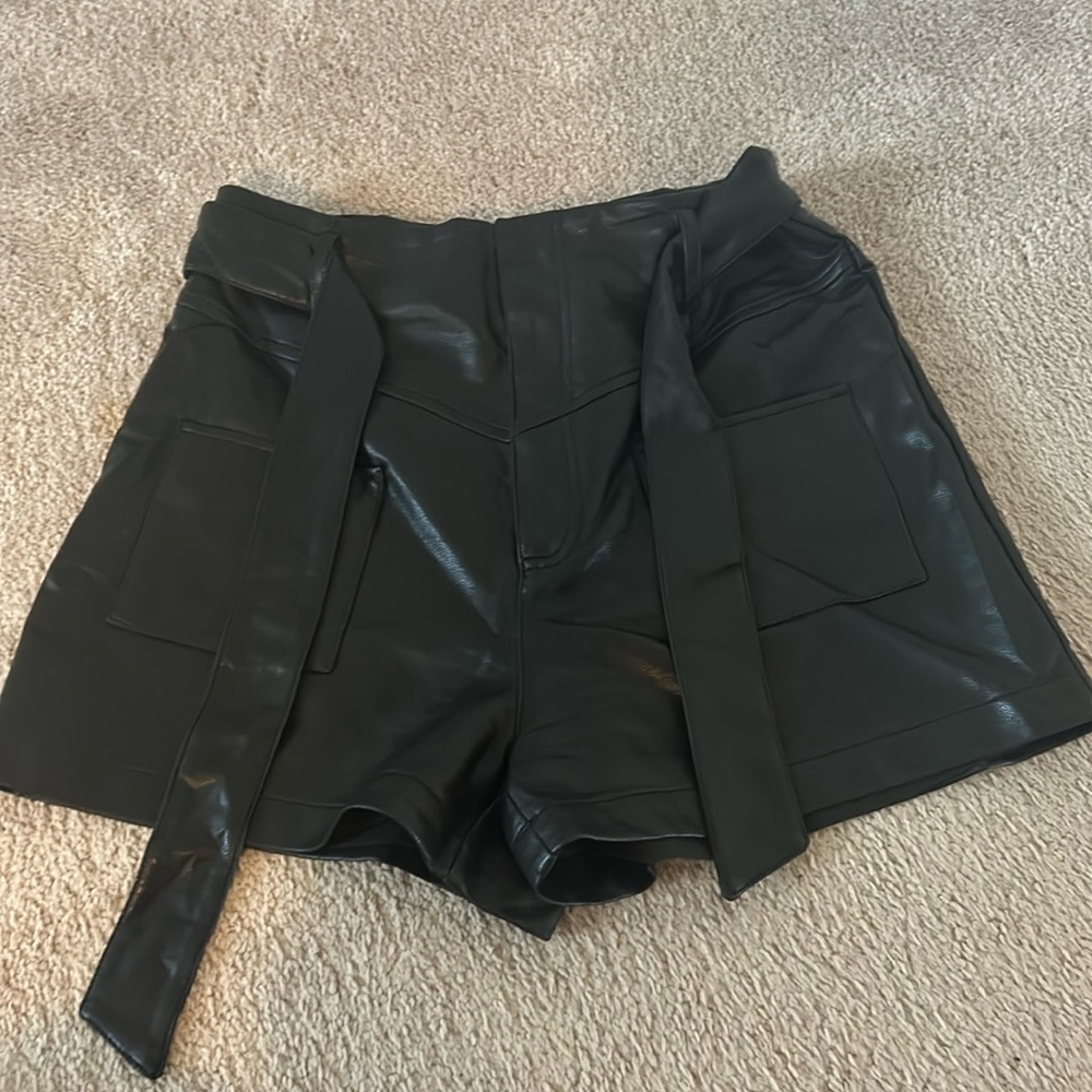 Olivaveous Women’s black leather shorts size Medium